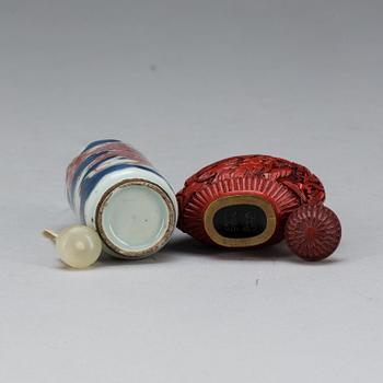 SNUSFLASKOR, 2 st. porslin samt lackarbete, Qianglong (1736-1795).