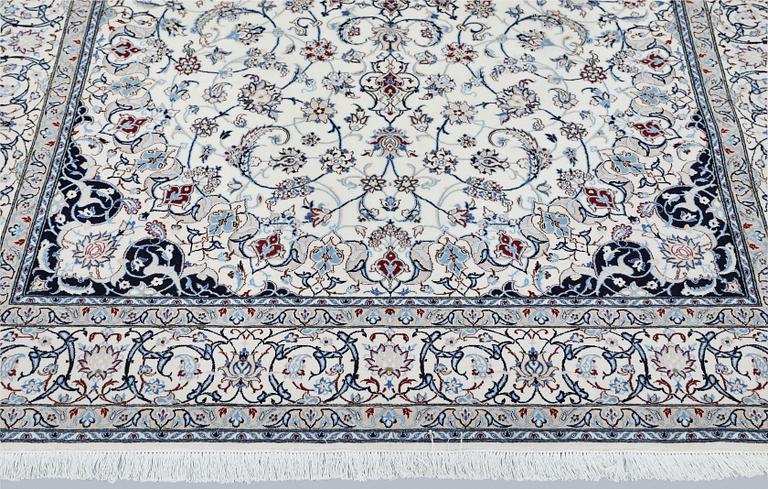 A part silk Nain carpet, approx. 280 x 200 cm.