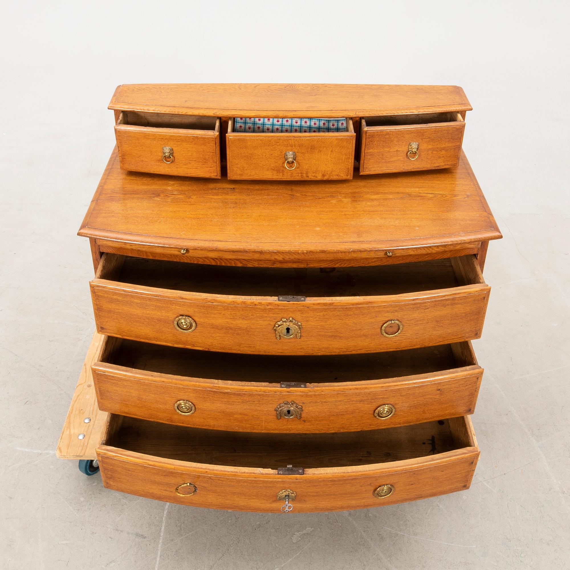 Chest of drawers with a superstructure, Late Baroque 18th century.
