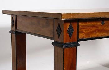 SKRIVBORD samt KARMSTOL, senjugend, 1910/20-tal.