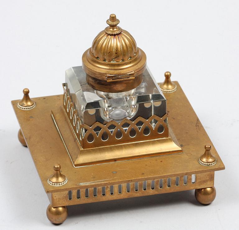 BLÄCKSTÄLL. Glas, mässing.