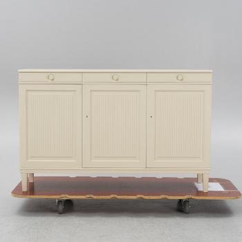 Carl Malmsten, sideboard, "Herrgården", Åfors Möbelfabrik, daterad 1980.