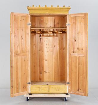 KLÄDSKÅP, omkring år 1900.