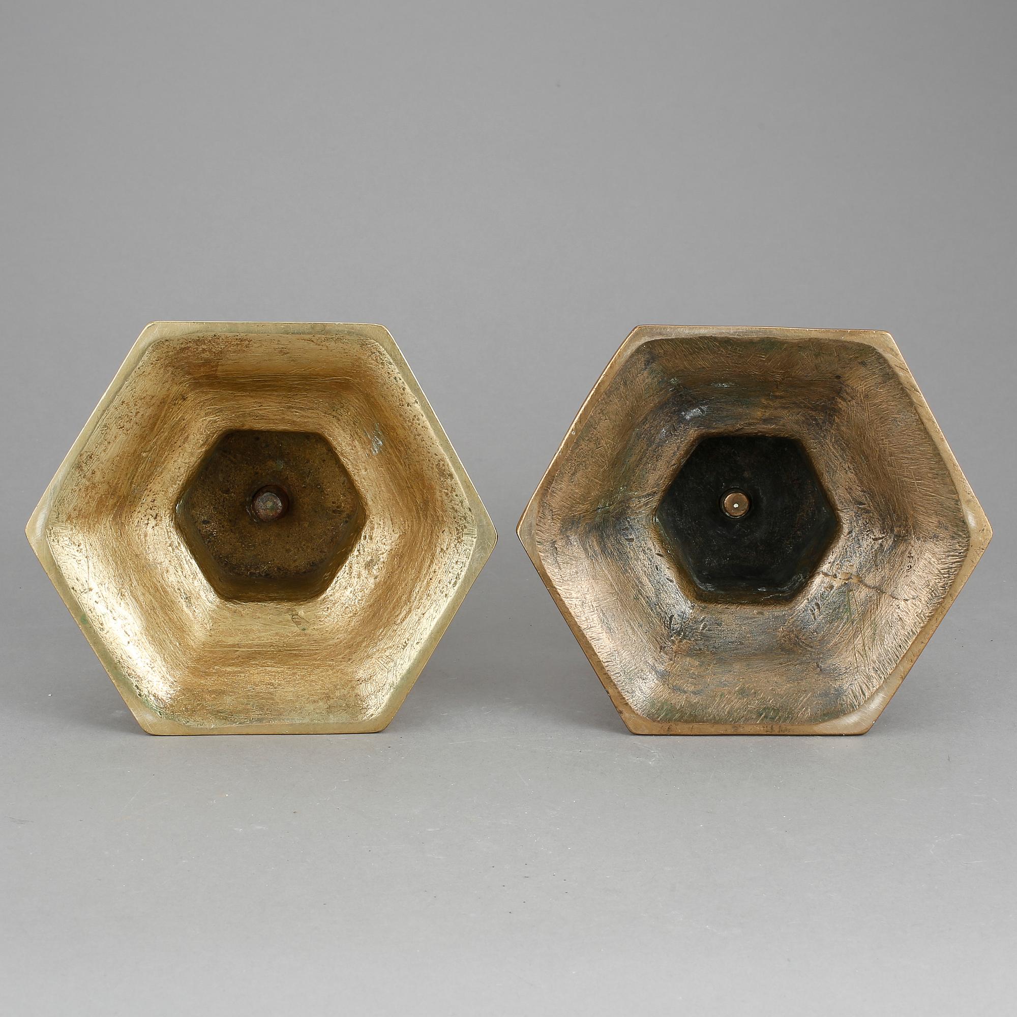 LJUSSTAKAR, 2 st snarlika, barock resp barockstil, 1600-tal resp troligen 1800/1900-tal.