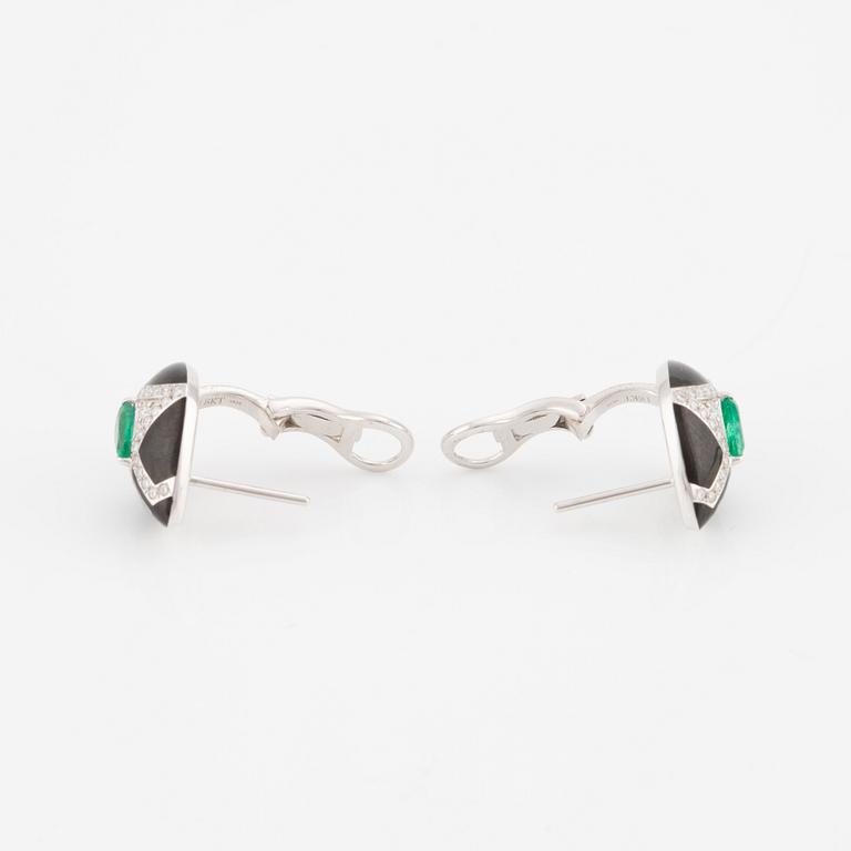 Earrings in 18K white gold with onyx, drop-shaped emeralds, and brilliant-cut diamonds.