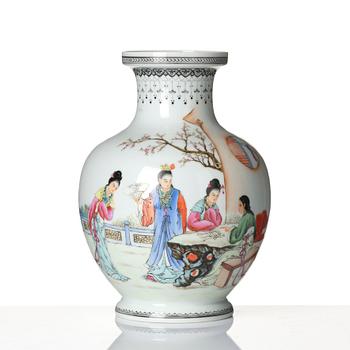 A Chinese porcelain vase, 20th century.