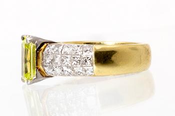 Ring 18K guld yellow-green stone and princess-cut diamonds approx 1,5 ct.