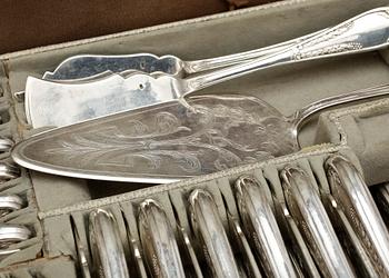 SCHATULL MED SILVERBESTICK, 132 delar, Österrike, 1800/1900-tal. Tot. vikt exkl. schatull ca 7323g.