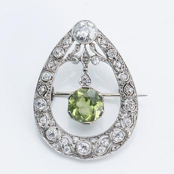 A ca 1.00 cts old-cut diamond brooch with peridot and rose-cut diamonds.