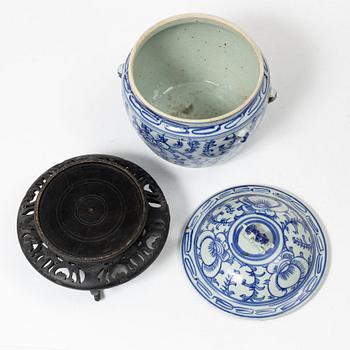 A blue and white food container, late Qing dynasty, circa 1900.