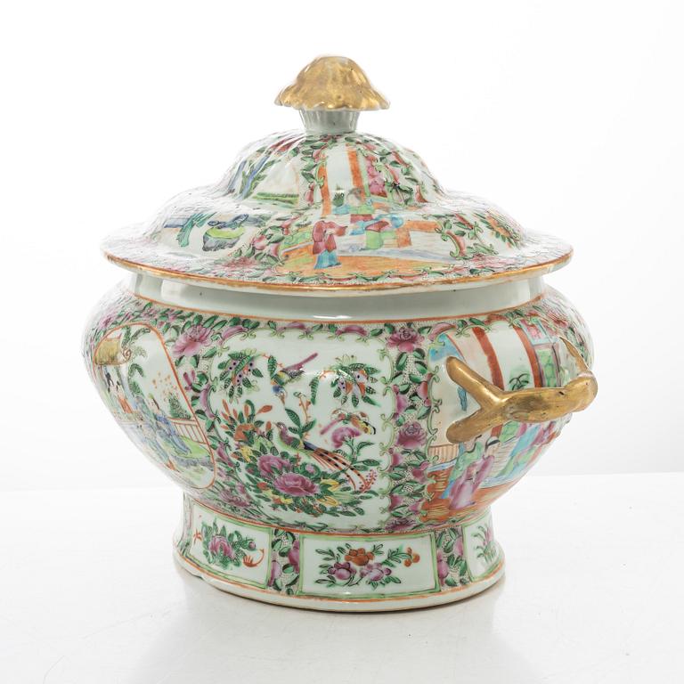 A large Chinese famille rose porcelain Canton tureen with cover, Qing dynasty, 19th century.