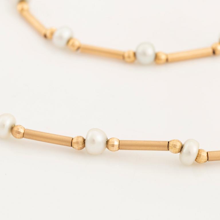 Halsband samt armband, med odlade pärlor, Balestra, Guldfynd.