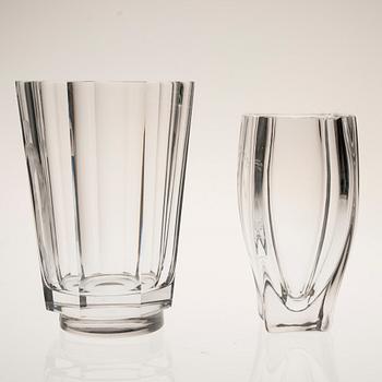 VASER, 2 st, glas. En signerad "Orrefors Lindstrand 2168" och en med "Skruf". 1930-tal.