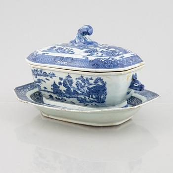 A blue and white export porcelain tureen with cover and stand, Qing dynasty, Qianlong (1736-95).