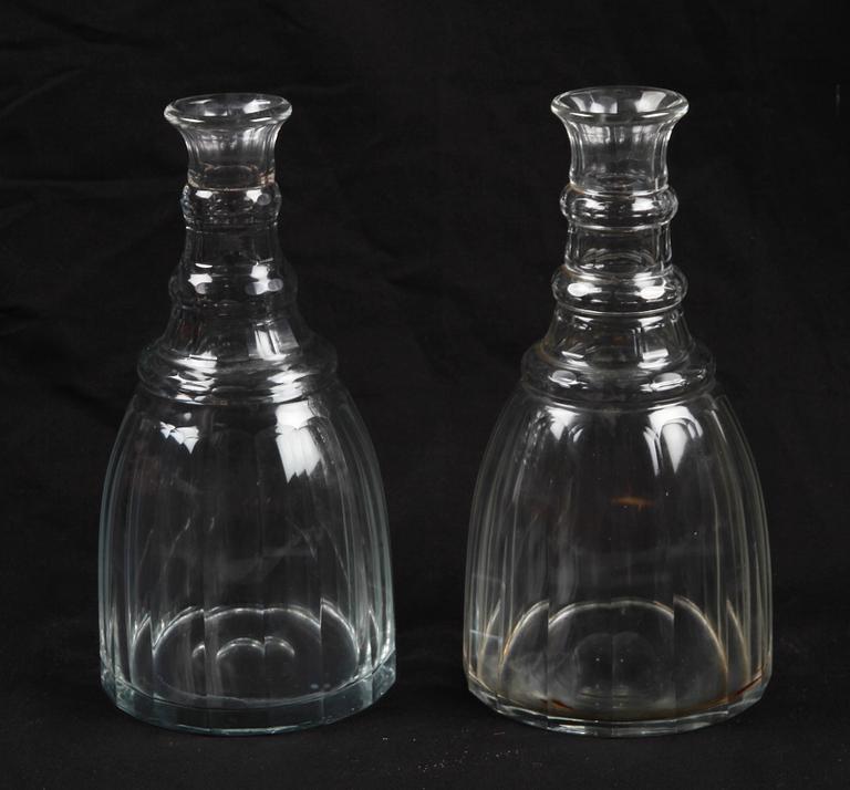 KARAFFER, 2 st snarlika, glas, 1800-tal.
