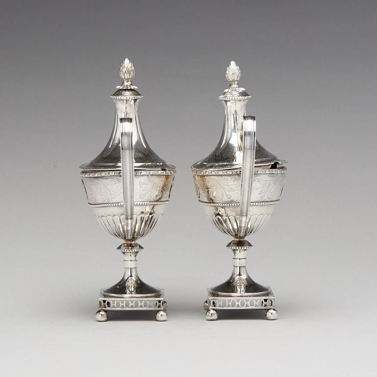 Hans Lyberg, sockerskålar med lock, ett par, silver, Borås 1805. Sengustavianska.