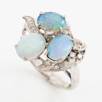 Ring, 14K vitguld med opaler och åttkantslipade diamanter.
