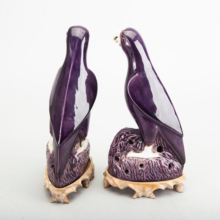 A pair of Chinese late Qing porcelain parrot figurines.