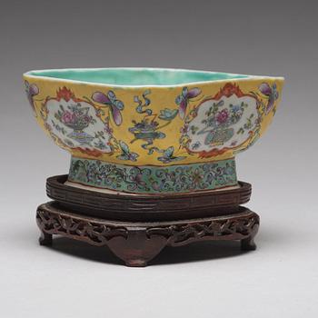 A famille rose bowl, Qing dynasty, circa 1900.