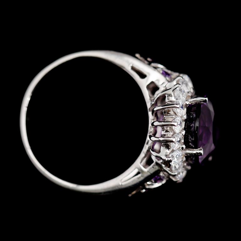 RING, silver, ametist ca 4.75 ct, samt vita zirkoner.