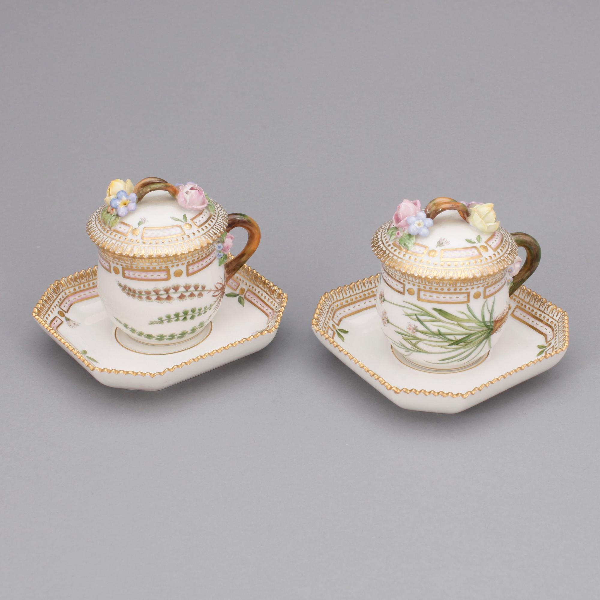 CREMEKOPPAR MED FAT, ett par, porslin, "Flora Danica", Royal Copenhagen.