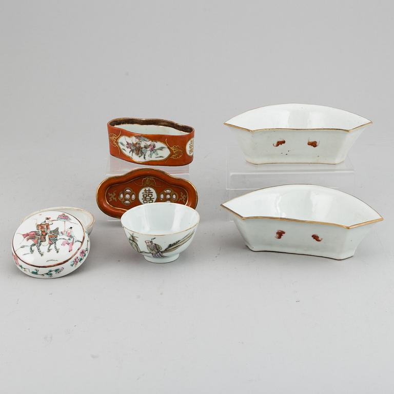 A group of five porcelain objects, Qing dynasty, late 19th/early 20th century.