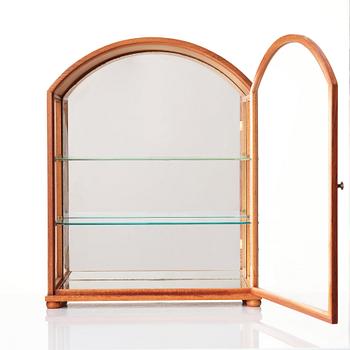 Josef Frank, vitrinskåp, modell 2070, Firma Svenskt Tenn, sannolikt 1950-tal.