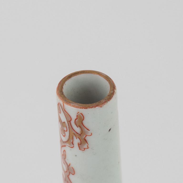 An imari vase / flask, Edo (1666-1868).