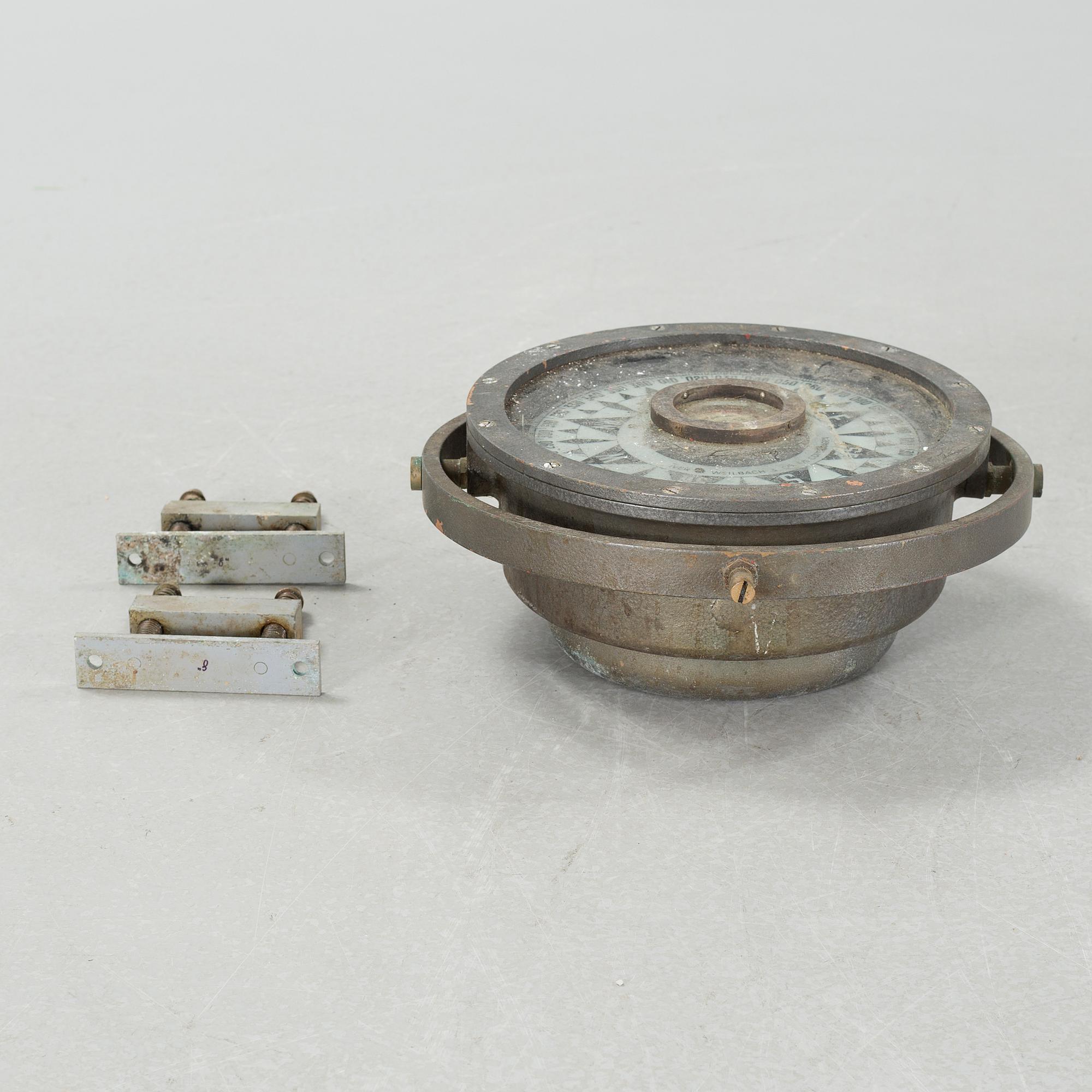 A ships compass from Iver C. Weilbach in Copenhagen, first half of the 20th century.