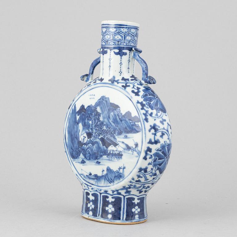 A blue and white moonflask, Qing dynasty, 19th Century.