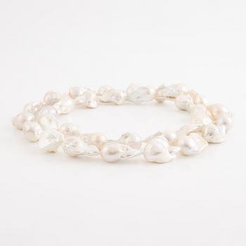 Pärlcollier, med odlade barockformade sötvattenspärlor.