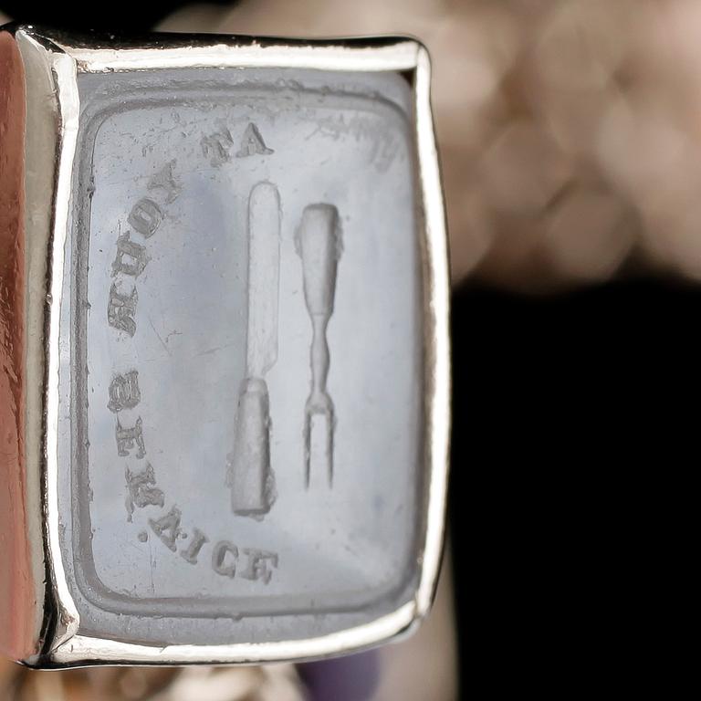 ARMBAND 18k guld, med 5 berlocker, var av 3 18k guld, bl a Aliansguld Bäckman & Co, Hägersten 1972. Tot vikt 46,7 g.