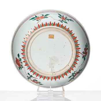 A famille verte dish, Qing dynasty, Kangxi (1662-1722).