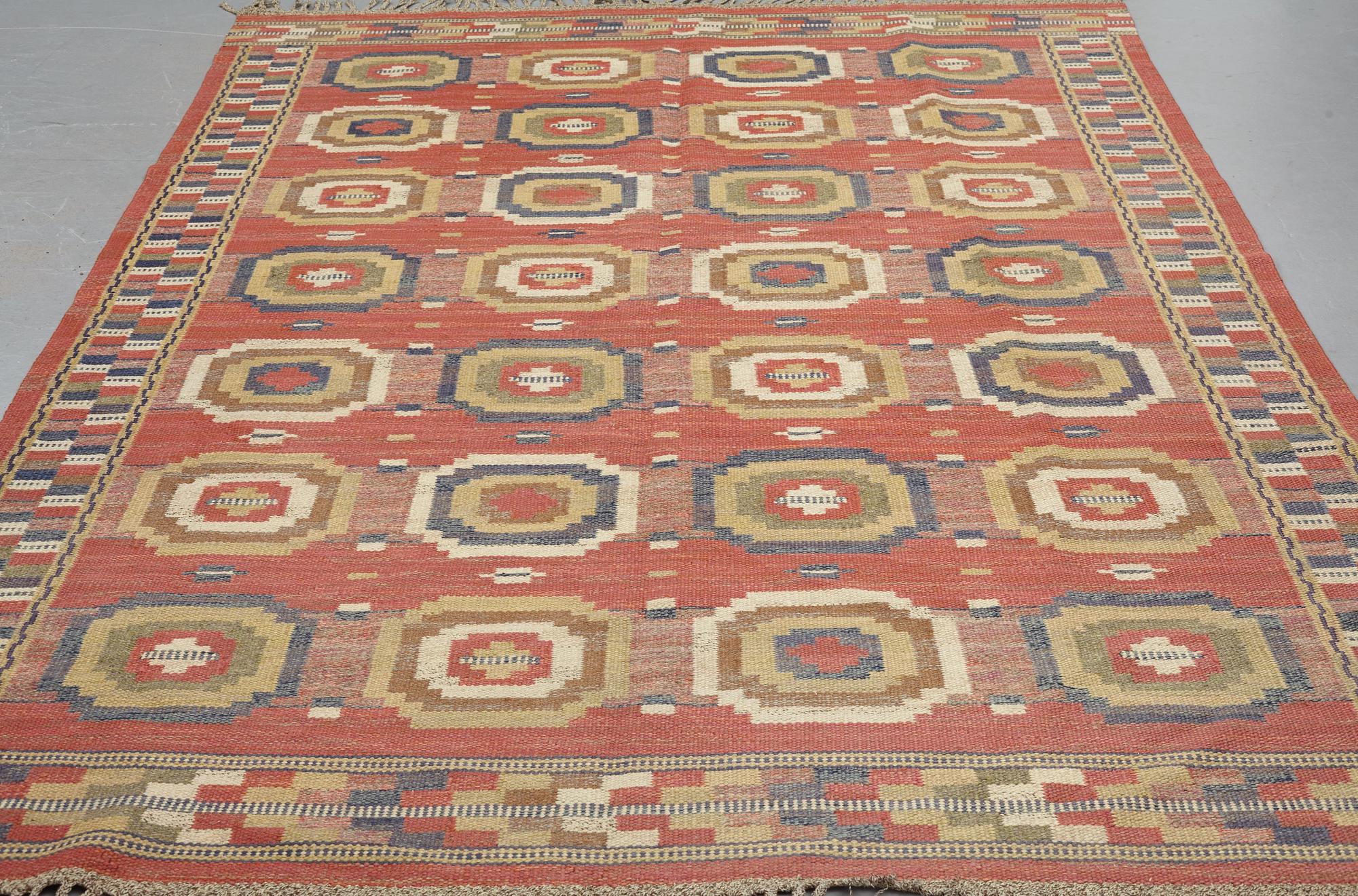 Märta Måås-Fjetterström, matta, "Röda åttan", rölakan, ca 295-297 x 205,5-209 cm, signerad MMF.