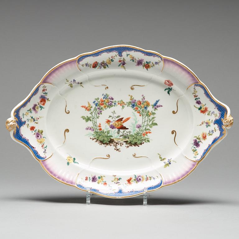 TERRIN med LOCK och FAT, porslin. Meissen, 1700-tal.