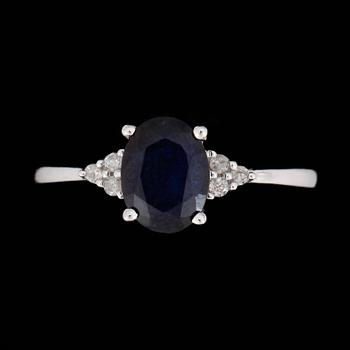 RING, 9k vitguld med oval safir. Vikt ca 2,2 gram.