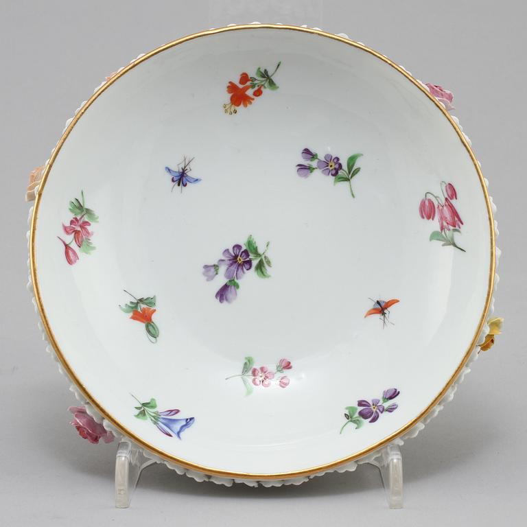 KOPP MED FAT, porslin, Meissen, 1900-tal.