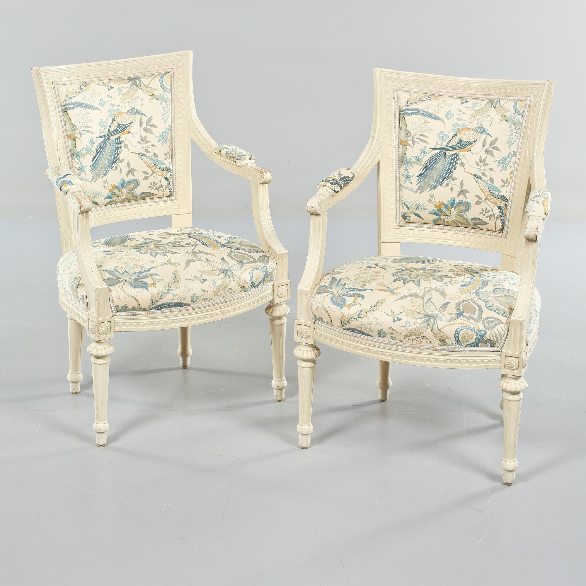 KARMSTOLAR, ett par, gustaviansk stil, 1900-talets första hälft.