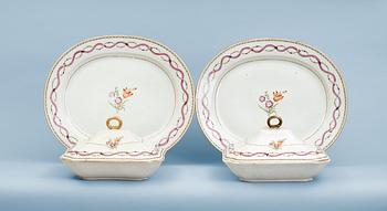 A set with two vegetable tureens with covers and two large serving dishes, Qing dynasty, Qianlong (1736-95).