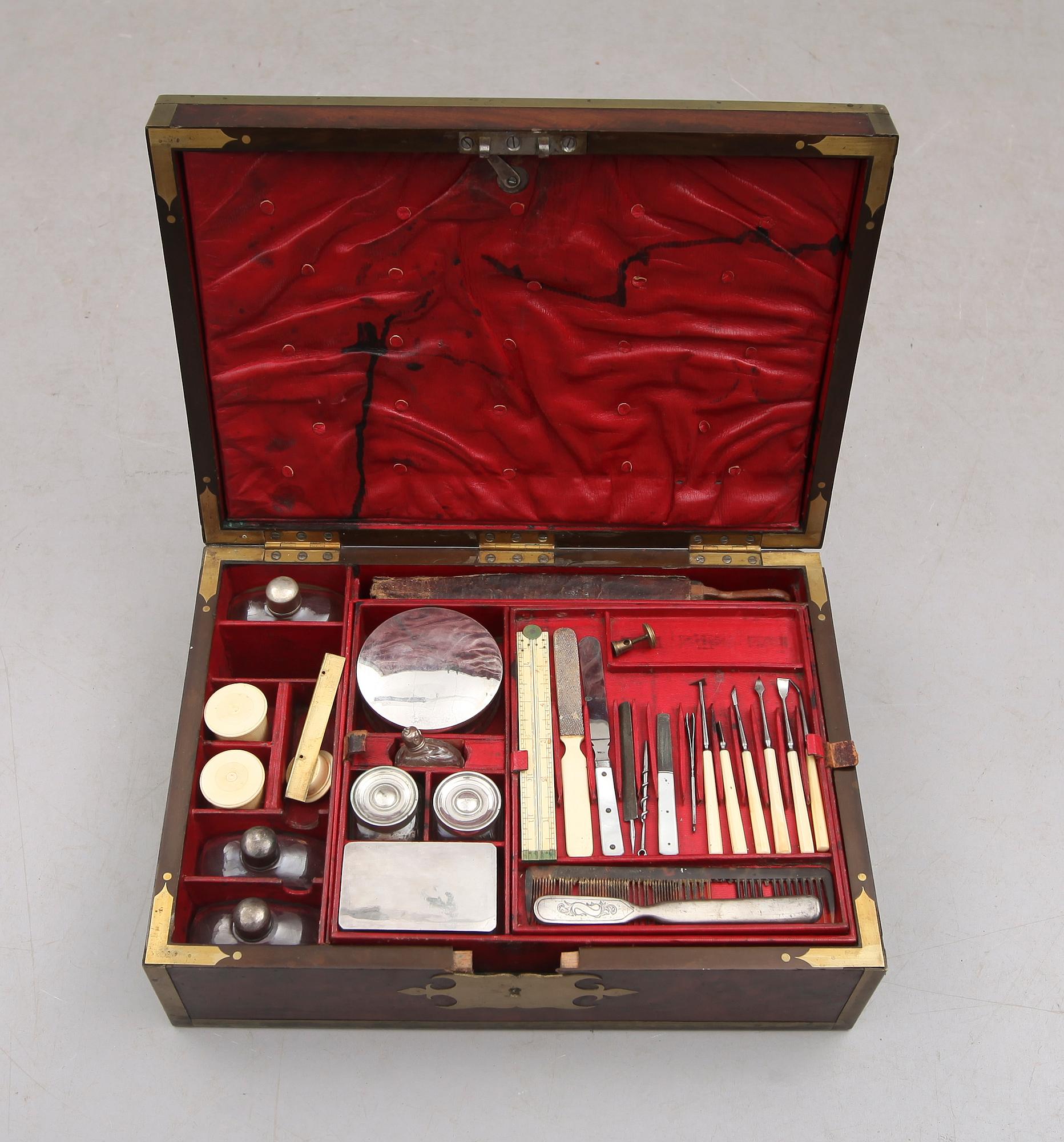 SKRIV/TOALETTSCHATULL, England, 1800-talets andra hälft.