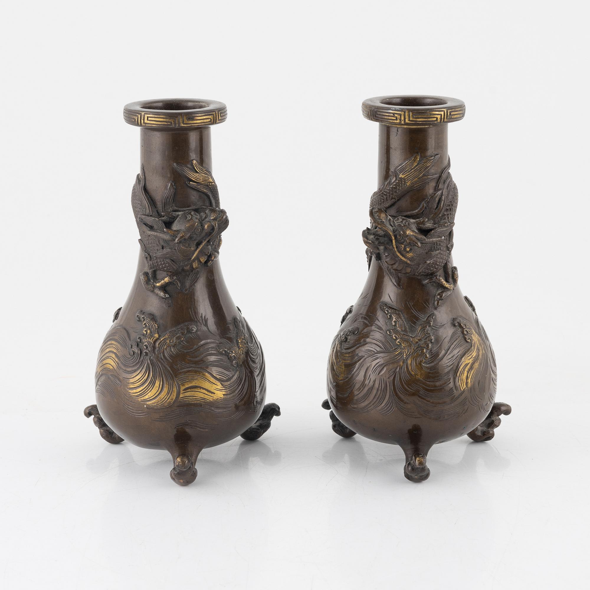 Vaser, ett par, brons, Japan, Meiji (1868-1912). Signerade.