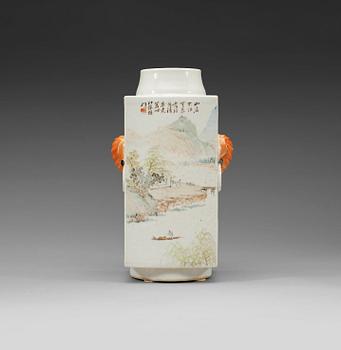 A square, famille rose vase. Late Qing Dynasty/Republic era, early 20th century.