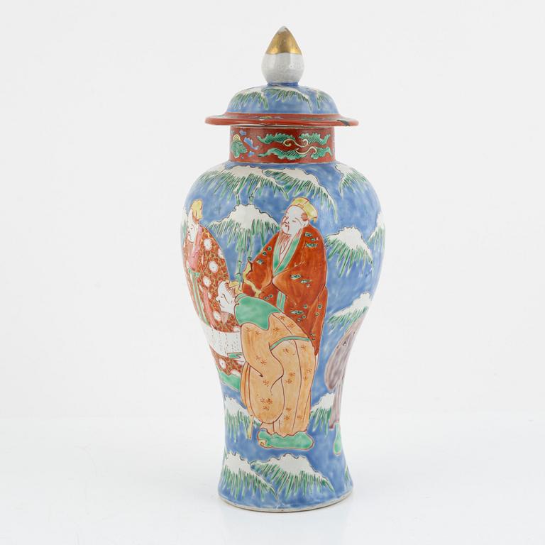 A porcelain lidded urn, Japan, 20th century.