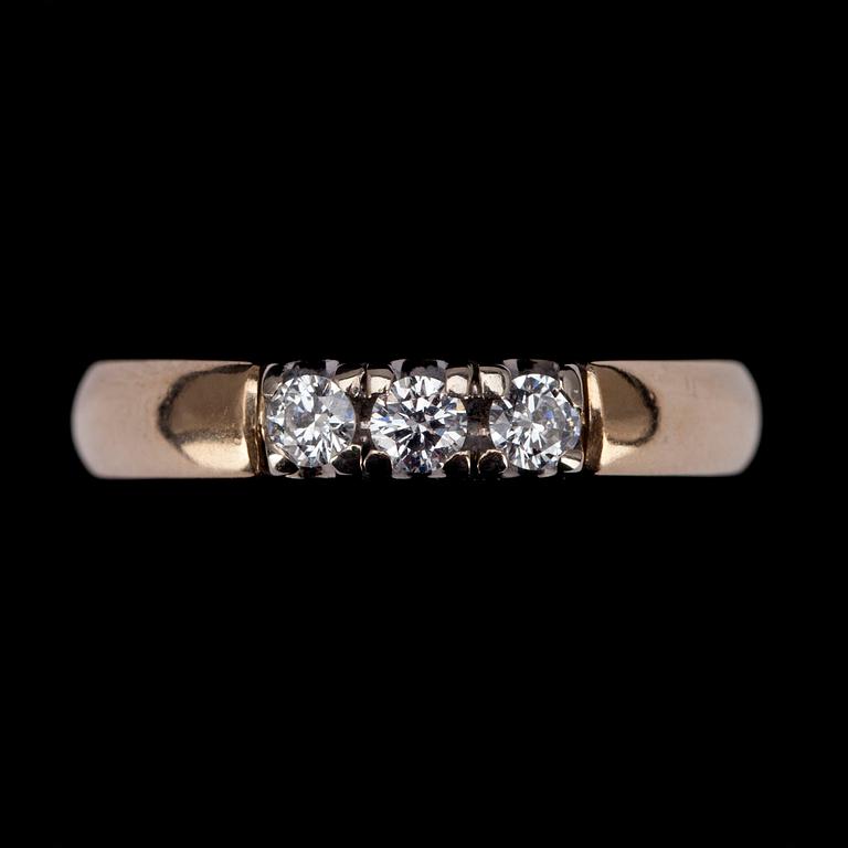 RING, guld 14K, 3 briljantslipade diamanter tot. ca 0,20 ct, finska stämplar 2006. Vikt 3,5 g.
