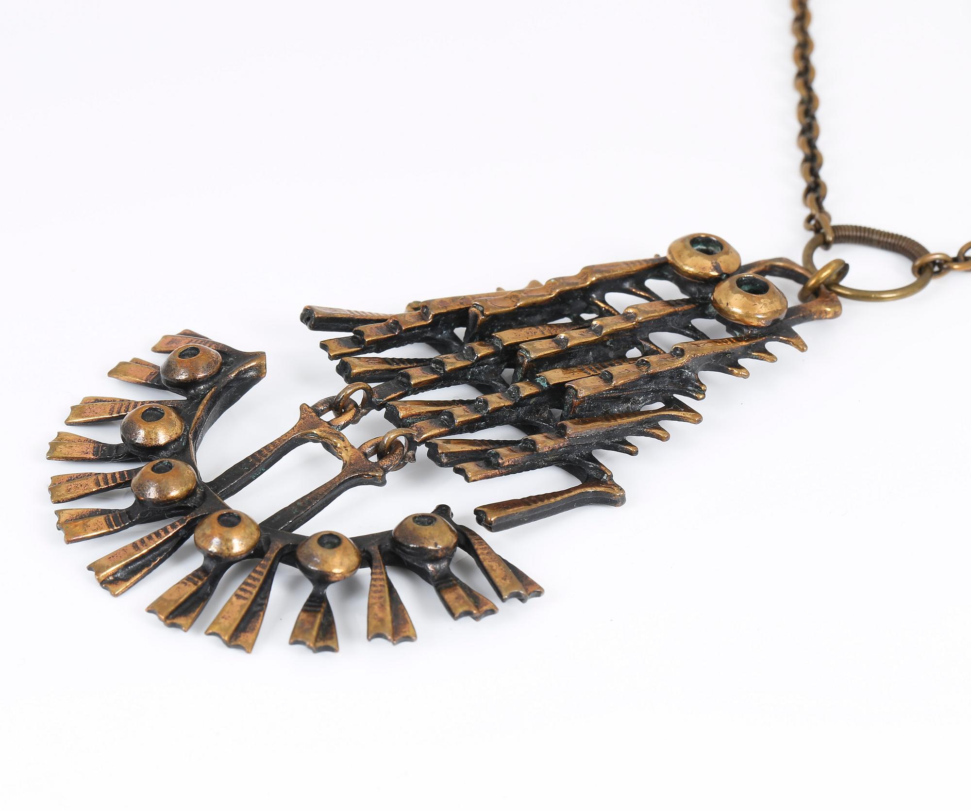 HÄNGEN, 2 st, brons, en av Pentti Sarpaneva, Finland, 1960-70-tals.