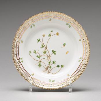 ASSIETTER, 12 stycken, porslin. "Flora Danica", Royal Copenhagen, Danmark, 1900-tal.