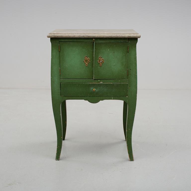 POTTSKÅP, rokokostil, omkring sekelskiftet 1900.