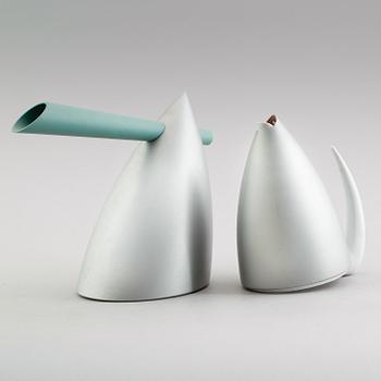 TEKANNA, "Ti-Tang" OCH VATTENKOKARE, "Hot Bertaa", metall och porslin, Philippe Starck, Alessi, 1900-talets andra hälft.
