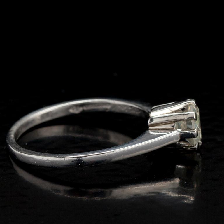 RING, briljantslipad diamant 0.85 ct. L/P2, platina. Ringskenan A. Tillander. Vikt 4,5 g.