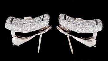 ÖRHÄNGEN, ett par, 18k vitguld med prinsess- och briljantslipade diamanter tot ca3,29ct. 2000-tal. Vikt ca10,4g.